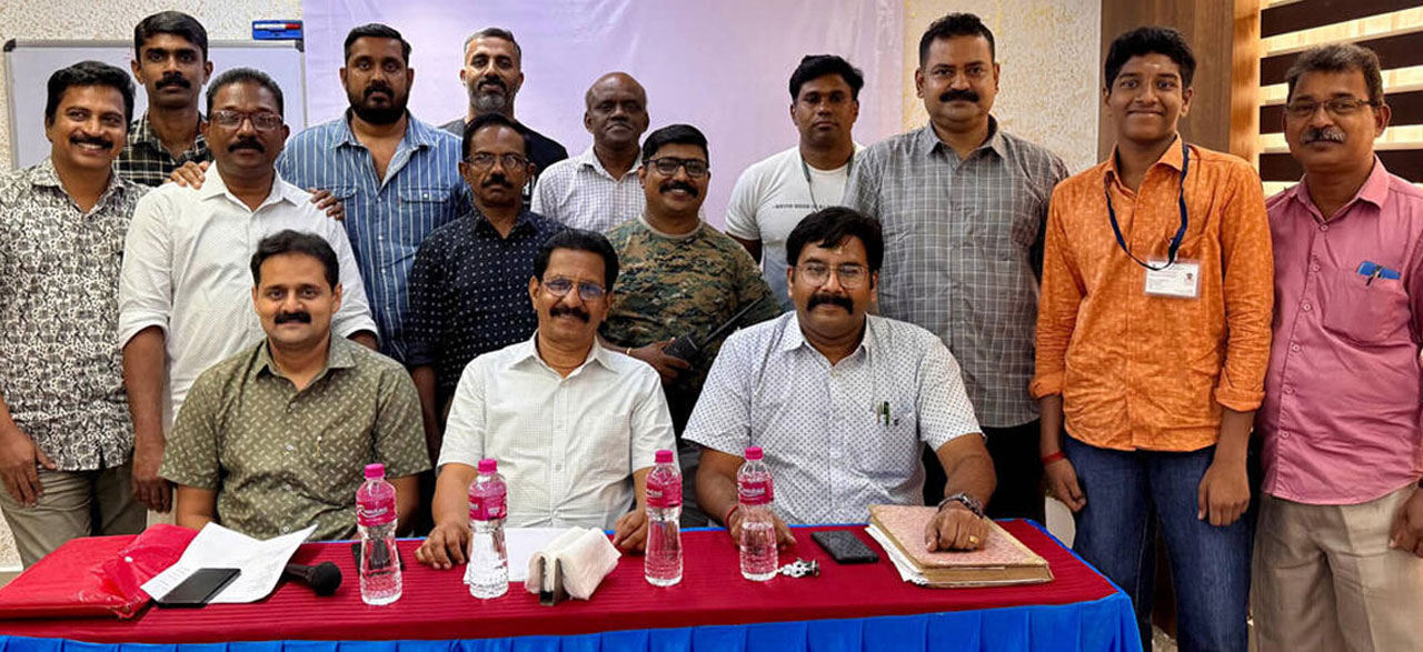 Onam celebration @ Sree Janardhana Residency, Kollam. Left top to right bottom: VU3NQC, VU3IXW, VU3VBN, VU3FPG, \nVU33BR, VU3MZY, VU2BVD, VU3JIU, VU3BWN, VU2AOU, VU33IG, VU3NQB, VU3BWK, VU2SFU, VU2IDB